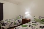 Guest bedroom w/ 2 twin beds w/ super comfy memory foam mattresses
